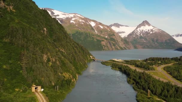 Flygdrönare Skott Flyger Över Järnvägstunnel Och Alaska Motorvägstunnel Passerar Genom — Stockvideo