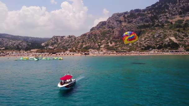 Parasailing Speedboat Towing Tourists Attached Colorful Parachute Tsambika Beach Rhodos — Stock Video