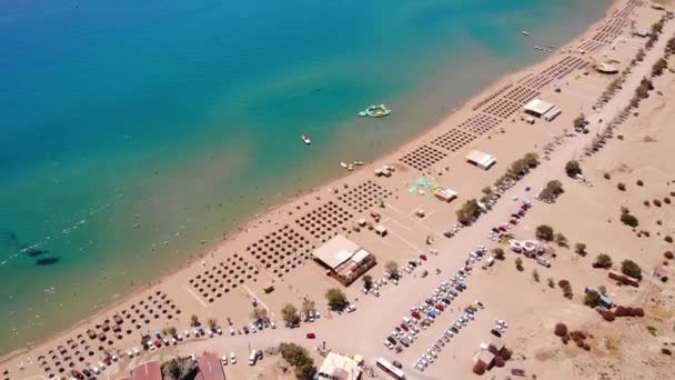 Luchtfoto Van Tsambika Beach Water Park Kalme Blauwe Zee Sumer — Stockvideo
