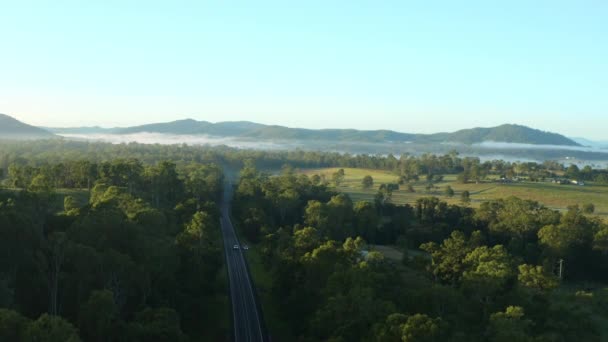 Drone Aéreo Acima Estrada Rural Paisagem Verde Australiana Interior Com — Vídeo de Stock