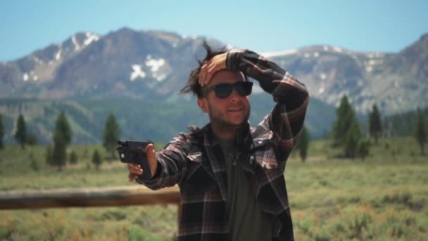 在一个遥远的荒野场景中 一个高加索人为了射击一把卡住的枪而战斗 — 图库视频影像