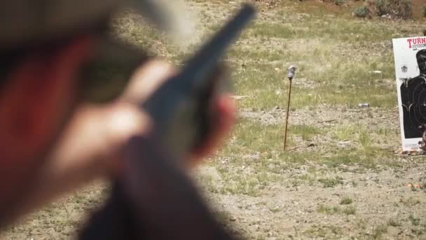 Blanke Man Slaat Doel Schieten Een Pomp Actie Shotgun Een — Stockvideo