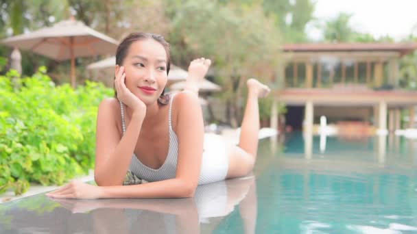 Szczęśliwy Uśmiechnięty Egzotyczny Modelka Strój Kąpielowy Leży Krawędzi Basenu Trzymając — Wideo stockowe