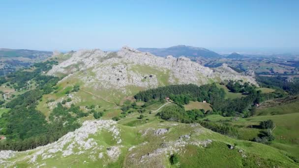 Tiro Aéreo Montanha Tirar Fôlego Cantábria Espanha Floresta Verde Rochas — Vídeo de Stock