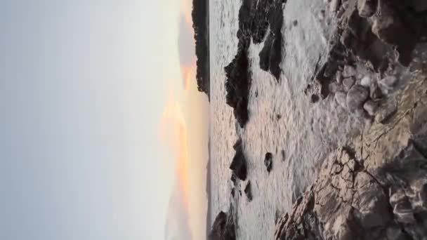 Zonsondergang Rotsachtige Kust Bij Babin Kuk Beach Met Otocic Daksa — Stockvideo