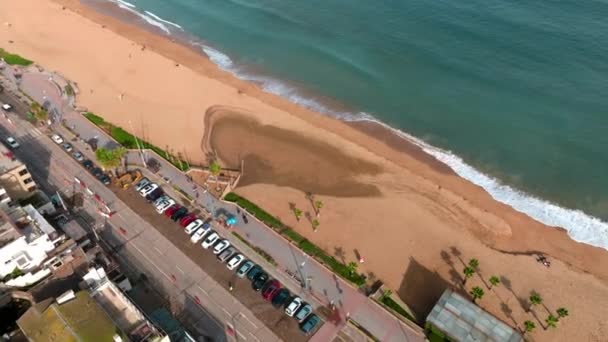 Aereo Dolly Spiaggia Sabbia Recaa Mare Turchese Vicino Collina Con — Video Stock