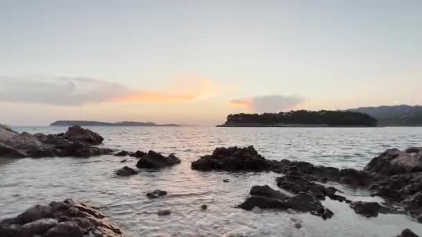 Zonsondergang Rotsachtige Kust Bij Babin Kuk Beach Met Otocic Daksa — Stockvideo