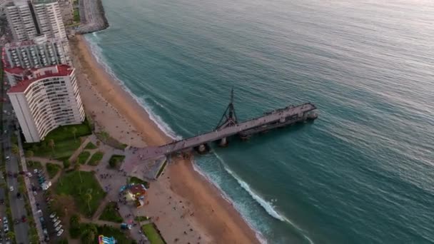 Orbita Aerea Degli Edifici Del Mar Vicino Molo Vergara Spiaggia — Video Stock