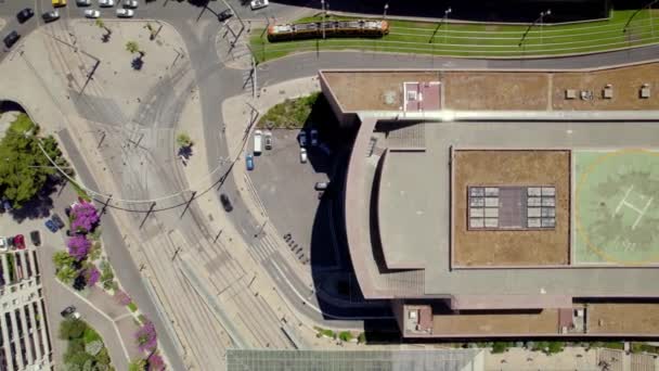Drukke Weg Een Schoolgebouw Drone Schot Vogels Perspectief Het Zuiden — Stockvideo