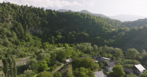 Малые Городские Дома Дабы Панорамой Зеленого Леса Горах Антенна — стоковое видео