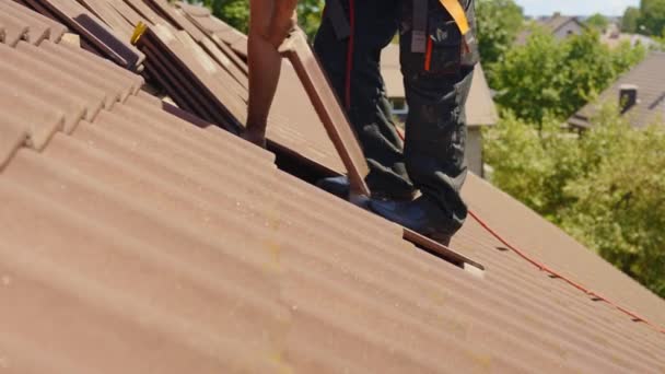 Trabalhador Telhado Preparando Telhas Para Instalar Painéis Solares Vista Lateral — Vídeo de Stock