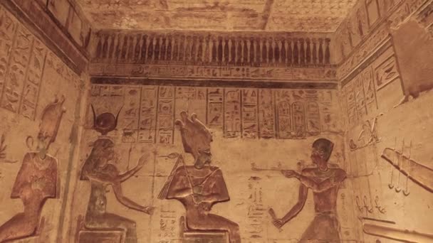 Ptolemeïsche Tempel Van Hathor Interieur Versierd Met Zittende Goden Deir — Stockvideo