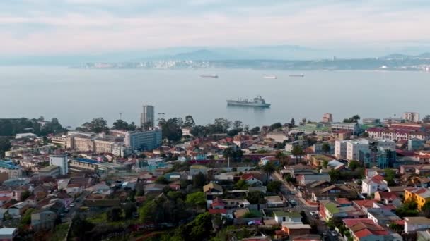 Paralaje Aéreo Coloridas Casas Valparaíso Playa Ancha Hill Barco Del — Vídeo de stock