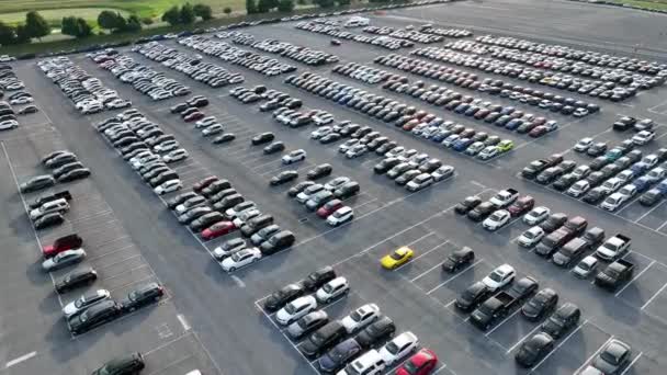 Υψηλή Εναέρια Προσέγγιση Και Τροχιά Προς Πλήρη Χώρο Στάθμευσης Αυτοκίνητα — Αρχείο Βίντεο