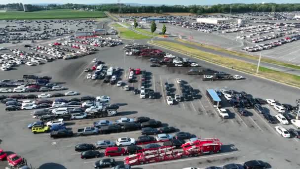 Luchtfoto Van Manheim Auto Veiling Nieuwe Gebruikte Auto Worden Geladen — Stockvideo