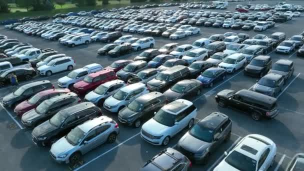 汽车拍卖会上停在大停车场的新车和二手车 在全停车场从空中升起的太阳光反射出的车辆 — 图库视频影像
