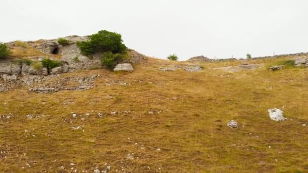 从黄山谷地山边升到田园诗般的乡村滚动草地的空中风景 — 图库视频影像