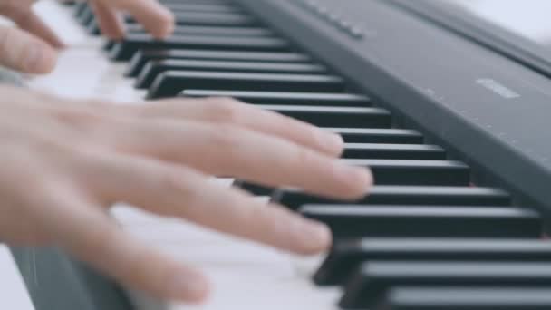 Detail Van Toetsen Van Een Elektrische Piano Gespeeld Door Twee — Stockvideo