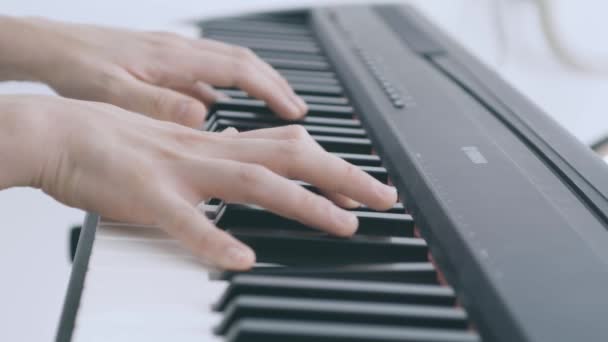 Una Ragazza Suona Pianoforte Elettrico Dettaglio Mani Tasti — Video Stock
