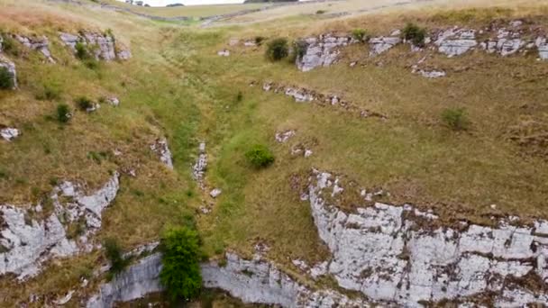 Flygfoto Fallande Klippiga Dalväggar Oländig Peak District Landsbygd — Stockvideo