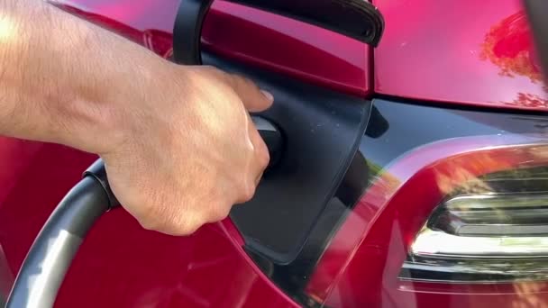 Man Kopplar Den Snabba Laddaren Red Tesla Elbil Laddningsport Närbild — Stockvideo