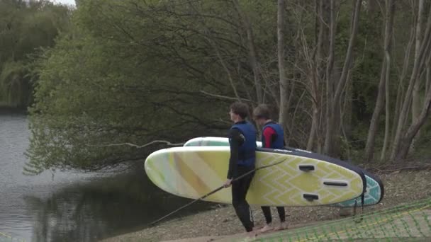 Freinds Lanceren Stand Paddleboards Een Rustige Beschutte Meer Schot — Stockvideo