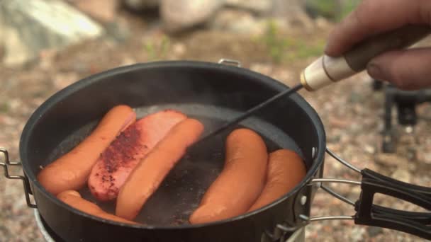 Salsichas Frankfurter São Viradas Frigideira Fogão Quente Livre — Vídeo de Stock