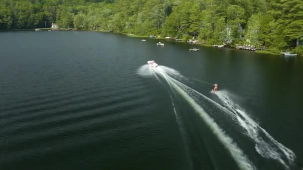 Flygdrönare Efter Skott Vattenskidåkare Dras Motorbåt Nära Den Gröna Stranden — Stockvideo