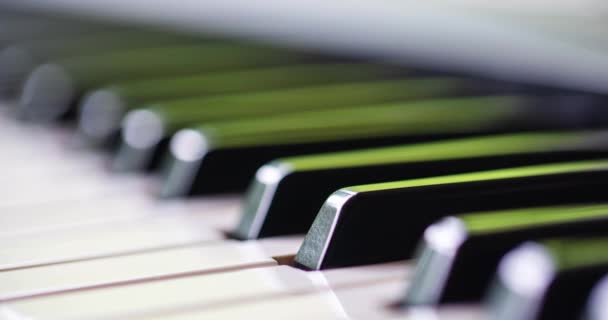 Glänsande Svarta Och Vita Pianotangenter Pianotangentbord Percussion Musical Instrument Närbild — Stockvideo