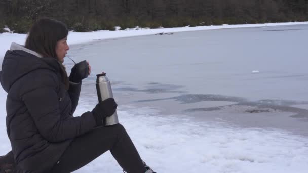 Una Mujer Bebiendo Algo Caliente Ambiente Muy Frío Con Nieve — Vídeos de Stock