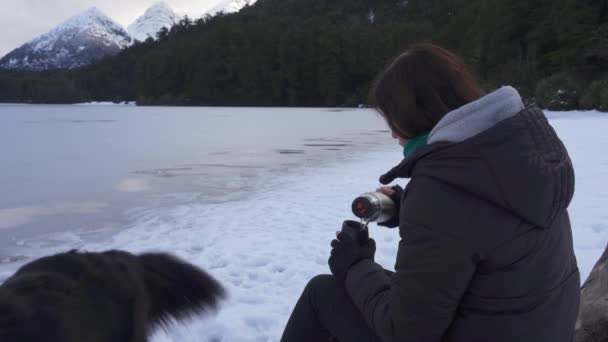 Kvinna Dricker Något Varmt Mycket Kall Miljö Med Snö Och — Stockvideo