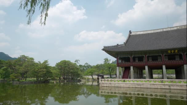 Gyeonghoeru Pavilhão Close Vista Cercada Com Lagoa Água Verde Árvores — Vídeo de Stock
