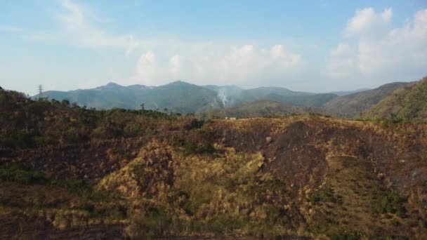 Círculo Aéreo Sobre Manchas Quemadas Las Montañas Con Efecto Deforestación — Vídeo de stock