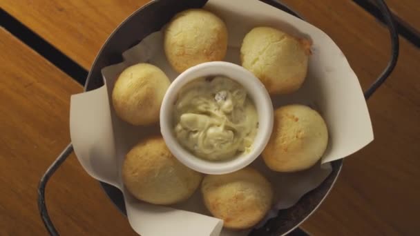 Rotační Čipa Svačinka Sýrovým Chlebem Aioli Dip Zblízka Záběr — Stock video