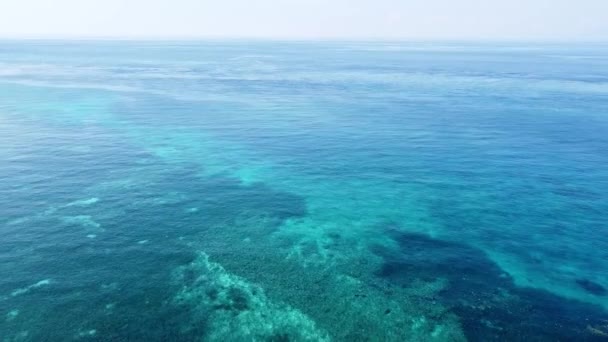 在东南亚一个偏远热带岛屿的珊瑚礁和水晶般清澈的碧绿海水上空进行逆向无人驾驶飞机飞行 — 图库视频影像