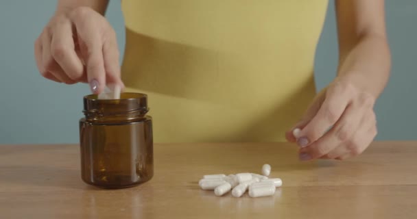 Primo Piano Colpo Mani Donna Mettendo Pillole Bianche Una Bottiglia — Video Stock