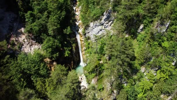 森と岩場の中に捨てられた滝の安定した空中ショット — ストック動画