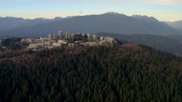 Scénická Sfu Bohaté Vegetace Burnaby Hory Výhledem Vzdálené Majestátní Rozsahy — Stock video