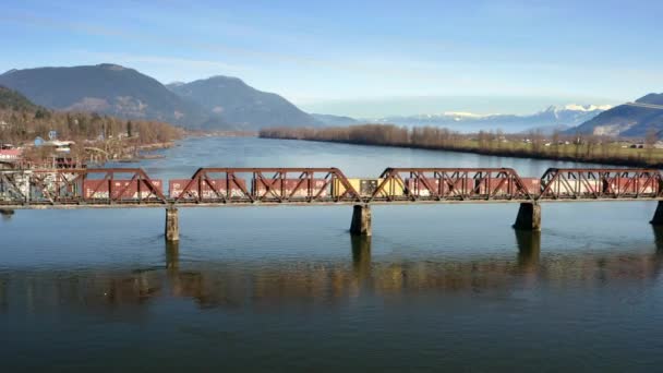加拿大不列颠哥伦比亚省任务铁路桥上货运列车过桥的航景 无人驾驶飞机射击 — 图库视频影像