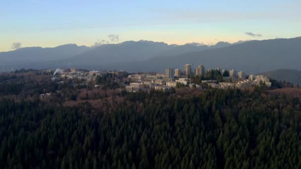 Towering Buildings Simon Fraser University Forested Mountain Burnaby Canadá Aeronáutica — Vídeo de Stock