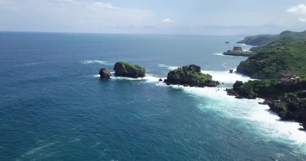 Drone Shot Rock Islands Beach Hit Waves Sunny Day Timang — Video