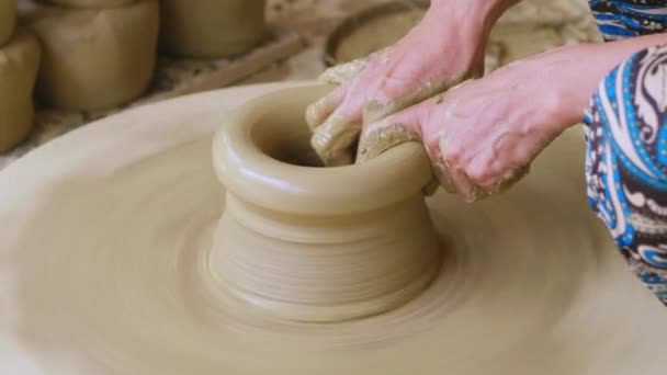 Sculpter Méticuleusement Argile Pots Sur Une Roue Électrique — Video