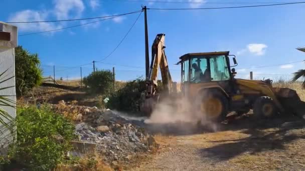 Κοντινό Πλάνο Εκσκαφέα Που Καθαρίζει Έδαφος Δίπλα Σπίτι Μια Ηλιόλουστη — Αρχείο Βίντεο
