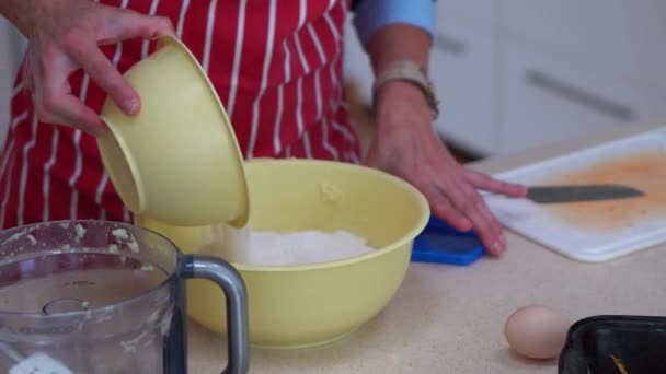 Chef Añade Mezcla Harina Masa Patata Tazón Cocinar Bryndzove Halusky — Vídeo de stock