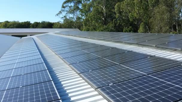 Drone Aéreo Sobre Linhas Grades Painel Solar Telhado Lata Dia — Vídeo de Stock