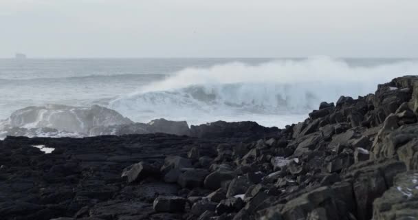 Stora Stormiga Svallvågor Nära Oländig Strand Island Våg Kraschar Slow — Stockvideo