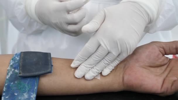 Médecin Utilisation Seringue Injecter Liquide Sur Homme Asiatique Bras Gros — Video
