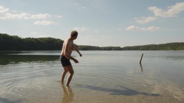 Samotny Człowiek Pół Nagi Rzucający Kamieniem Nad Jezioro Glebokie Polsce — Wideo stockowe