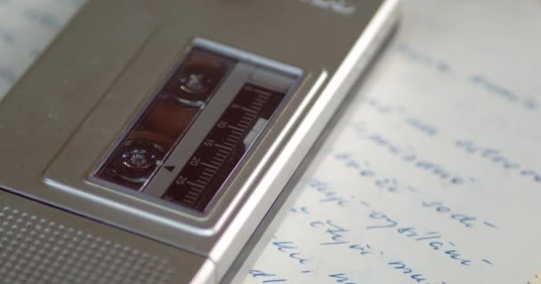 Microcassette Grabadora Reproduce Cinta Lentamente — Vídeo de stock