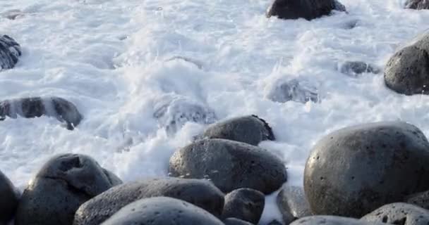 Rundade Stenar Från Tumlande Vågor Stranden Vulkaniska Skummande Våg Kraschar — Stockvideo